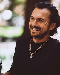 Model Celebrity Gold Necklaces Best Celebrities Wearing Gold Chains Top Sale