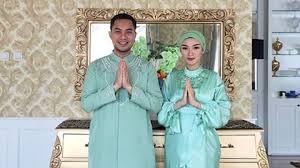 Baju melayu hijau serindit by syud goodreads baju melayu hijau serindit bmhs mengisahkan tentang wardah dan firas adam a k a pacai yang ditemukan dalam kebetulan kebetulan yang secara luarannya nampak biasa biasa tetapi menjadi luar biasa kerana kebetulan kebetulan yang. Momen Lebaran Zaskia Gotik Dan Suami Kompak Bernuansa Hijau Mint Cantik Tempo Co