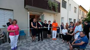 La retta delle case di riposo, infatti, si compone di una parte riferibile alla quota sanitaria e da una parte che, invece, riguarda la quota alberghiera per vitto e alloggio. Inaugurata Villa Fabbri Fantini La Comunita Alloggio Per Anziani Donata Al Comune Ravennanotizie It
