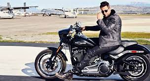 Star zachary levi sent the internet on an outrage after calling his character the original captain marvel, as it was taken. Zachary Levi Uber Training Fur Shazam Und Heroic Form