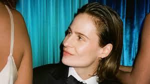 Christine and the Queens explique l'origine de son nouveau nom de scène,  Redcar