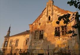 Compozitia arhitecturala in forma de u este echilibrata, corpul central este in. Castelul Teleki Din Uioara De Sus