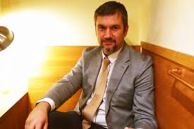 Hadházy ezúttal kövér lászló mögé lógatott táblát. Lopas Merce