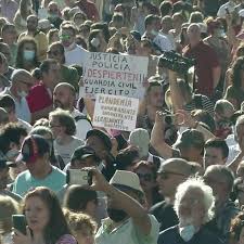 Független hírforrások szerint a rendezvényen mintegy tízezren vettek részt, a tömegben megjelent több. Coronavirus Hundreds Gather In Madrid For Anti Mask Protest Bbc News