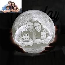 Endlich wieder erhältlich 😍 diese mond lampe ist ein persönliches geschenk für einen besonderen menschen. Personalisierte 3d Mondlampe Waagemann In 2020 Mond Lampe Geschenke Mit Foto Coole Illusionen