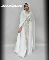 Pour la troisième année consécutive, la créatrice de charm'fou mariage a composé une collection de robes de mariée qui porteront le nom de la boutique. Location Takchita Mariage Avec Cape