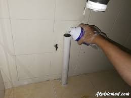 Potong paip ke panjang dengan pemotong paip. Baiki Paip Sinki Tersumbat Tahap Kronik