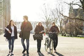 Los estudiantes de primer año del mit pasan por una crisis existencial durante sus primeras semanas de clases. Estudiantes Felices Caminando Por La Calle Exterior Gente Stock Photo 143712463