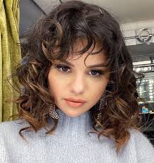 Scoprendo qual è la vostra vi sarà più facile capire come trattarli e quindi . Capelli Ricci Come Gestirli A Casa Dallo Shampoo Alla Piega Io Donna