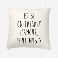 Fille textant tout en faisant une pause dans une salle de gym. Coussin Et Si On Faisait L Amour Tout Nus Mayooo T Shirts Et Accesoires Cool Pour Gens Cool