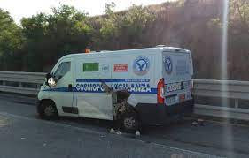 Un commando armato ha tentato stamani di assaltare un furgone portavalori della securpol lungo la superstrada 655, che collega candela a melfi. Assalto A Un Blindato Della Cosmopol Tra Foggia E Candela Esplosi Colpi D Arma Da Fuoco L Immediato