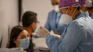 La vacunación se llevará a cabo en etapas de acuerdo a los grupos establecidos y se realizará en forma gratuita, equitativa y voluntaria. Avanza La Vacunacion Covid 19 En Bogota Con Sinovac Y Aztrazeneca Bogota Gov Co