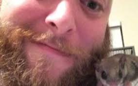 Našao polumrtvu bebu leteće vjeverice, spasio ju i posvojio