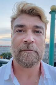 A voz do Clécio Souto se casou com este ator Que ele dublou no filme Som da  Liberdade Eu gostei da voz dele no personagem