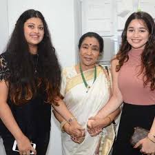 Anjali tendulkar keeps a close watch on the movement of her teenage daughter and hence there are yet to date. Sara Tendulkar Photos 50 Most Beautiful Photos Of Sachin Tendulkar S Daughter Sara Tendulkar Miranda Kerr Beautiful Beautiful Photo