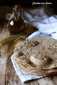 Prendiamo la pasta madre e la sciogliamo con il latte (80 grammi), aggiungiamo la farina, il sale e l'olio. Ricetta Piadina Integrale Con Olio Extra Vergine Di Oliva Senza Strutto