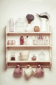 Wer es besonders chic und clean mag. Vintage Regal In Der Kuche Shabby Chic Stil Mit Lavendel Lizenzfreie Fotos Bilder Und Stock Fotografie Image 56629734