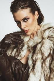 Modelka: Maria Pender xmanagement_warsaw Fotografka i stylistka: zolefoto  Makijaż i fryzura: nicolmaluje