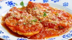 Cubre el plato para horno con papel film. Pechugas De Pollo En Salsa De Tomate Cocina Casera Y Facil