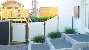 Zaun Mit Tor Aus Lackiertem Stahl Und Mattem Glas Glaszaun Sichtschutz Terrasse Glas Glas