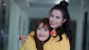 Try watching videos on han sara channel. Há»c Tro Cá»§a Ä'ong Nhi Han Sara Ap Lá»±c Khi Láº§n Ä'áº§u Lam Web Drama