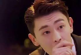 After many years, Deng Lun's favorite person is still her. She once  publicly confessed that netizens are about to be together.