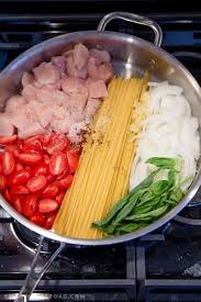One Pan Tomato Basil Chicken Linguine An Easy Weeknight Meal Recipe Easy Pasta Dishes Healthy Recipes Pasta Dishes