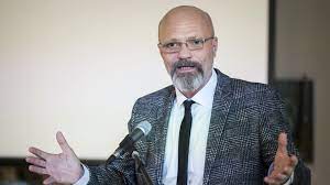 Az jelent valamit, hogy afrika, ázsia egyes országai nagyon cudarul állnak, és onnan jöhetnek az új mutánsok, amelyek már akár a delta utáni görög. Zacher Gabor Kodositenek A Hatosagok A Kinai Vakcinaval Kapcsolatosan Egyelore Meg Nem Oltatna Portfolio Hu