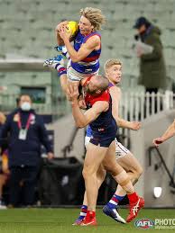 There's a fourth contender for mark of the year! Cody Weightman Mark Western Bulldogs Vs Melbourne Score Video Photo Afl Round 19 Afl News News Com Au Australia S Leading News Site