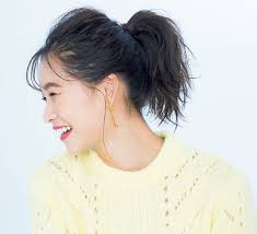 ヘアアレンジ別スタイリング剤の選び方 オイル ハードスプレーで作るポニーテール 画像 ヘアアレンジ スタイリング剤 ポニーテール