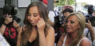 Mila ximénez apostó por un dos piezas con top blanco y maxi falda azul y original estampado de gotas de agua. Boda Belen Andrea Janeiro Carga Contra Jesulin Durante Su Discurso En La Ceremonia