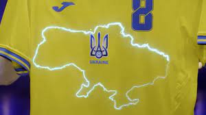 E ha pubblicato foto delle magliette colorate di blu e giallo, come la bandiera nazionale, su cui è disegnata la sagoma dell'ucraina con inclusa la crimea, la penisola annessa dalla russia, e le. La Crimea Potra Rimanere Sulla Maglia Dell Ucraina All Europeo Ticinonline