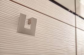 مطبخ هاى جلوس ولا مطفى ده من اكثر الاسئلة اللى تحيرك اثناء اختيار خامة سطح المطبخ بيتك احلى