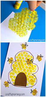 Von Der Luftpolsterfolie Zum Bienenstock Fur Kinder Kunstprojekt Fur Kinder Kinderbasteleien Und Basteln Fur Kindergartner