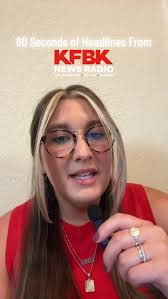 Speeding through the show today because it's Friday! Here's a behind the  scenes peek of @cmendonsa and Sam Shane with the top of the hour headlines 