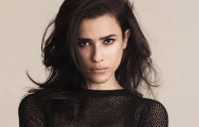 Modelo transex brasileira fecha contrato com grife francesa