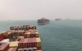 綜合外電報導，這隻長400公尺、寬59公尺的ever given號的船身卡在河道上，儘管多次嘗試仍無法調轉脫離，讓許多其他船隻堵在這條全球最繁忙的水道之一。 角，大大節省航程。 ▼ 長榮貨櫃輪「長賜號」卡在蘇伊士運河。 Ko1qs1bjr Vujm