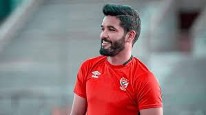 وصل صالح جمعة، لاعب النادي الأهلي،اليوم السبت، إلى سرايا نادي قسم الجيزة، لاتهامه بواقعة سير أخرى غير التي اتهم بها أمس الأول بحي الزمالك، والتي أسفرت عن تهشم سيارتين ملاكي. ØµØ§Ù„Ø­ Ø¬Ù…Ø¹Ø© Ù„Ø§Ø¹Ø¨ Ø§Ù„Ø£Ù‡Ù„ÙŠ ÙŠØ¯Ù‡Ø³ Ø´Ø§Ø¨Ø§ Ø¨Ø³ÙŠØ§Ø±ØªÙ‡ ÙÙŠ Ø§Ù„Ø¬ÙŠØ²Ø© ÙˆÙŠÙØ± Ù‡Ø§Ø±Ø¨Ø§ Ø§Ù„ØªÙŠØ§Ø± Ø§Ù„Ø§Ø®Ø¶Ø±