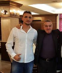Stefan mandachi a facut apel la unitate si a anuntat ca va dona unei organizatii caritabile terenul pe care a fost construit stefan mandachi se imbratiseaza si este felicitat de participantii la manifestare. Ce Masini Conduce Stefan Mandachi Afaceristul Din Suceava Care A Construit Un Metru De Autostrada Piesa De Rezistenta Este La Dubai Buna Ziua Iasi Bzi Ro