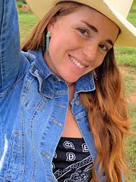 Red Farmgirl (@notyouraveragebush)