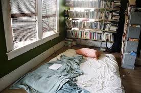 I Don T Completely Understand How Or Why But This Actually Looks Pleasant To Me Bookshelfporn One Bed An L Emplacement Des Meubles Maison Idee Chambre