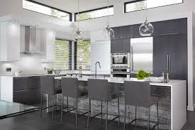 Les Armoires De Cette Cuisine Lumineuse Et Contemporaine Ont Ete Fabriques Avec Un Mariage De Thermoplastique Home Decor Kitchen Modern Kitchen Home Kitchens