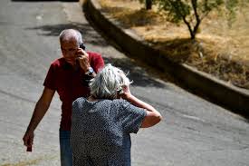 Χωρίς ρεύμα η περιοχή, μάχη με τις φλόγες. 0efk6jlg7fjpem