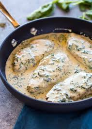 Para la salsa, saltea la cebolla en la mantequilla derretida, agrega una pizca de color, el tomate, el pimentón y sazona con sal, mezcla y deja cocinar. Faciles Y Cremosas Pechugas De Pollo En Salsa De Queso Notiespartano Cocinar Pechugas De Pollo Como Cocinar Pollo Pechuga De Pollo En Salsa