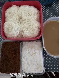 Masak di atas api kecil sambil diaduk hingga menggumpal. Resepi Putu Bambu Sukatan Cawan