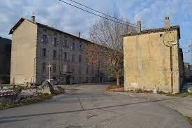 B) ensemble de sacs, sachets. La Cite Lafarge De Viviers Ardeche 07220 Sud Drome
