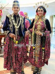 Pernikahan yang hanya sekali seumur hidup tentu harus dipersiapkan secara matang termasuk urusan penampilan. Foto Inspirasi Pernikahan Adat Dari 5 Selebgram Hijab