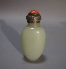 1 3 Chine Xixeme Siecle Tabatiere En Jade Celadon Pale Ovoide La Surface Polie Monture En Argent Signe Marquet Et Cisele De Celadon Vent Rue De La Paix