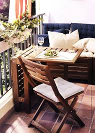 8 Idees Deco A Copier Pour Amenager Son Petit Balcon Avec Brio Petit Balcon Deco Petit Balcon Amenager Balcon