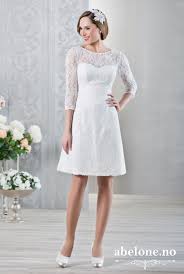 In jeder kollektion sind kommunionkleider und passende kommunionjacken (boleros) zu finden, die perfekt auf einander. Kort Blondebrudekjole Med Arm Emmerling 15042 Vakker Blonde Over Sateng Med Gjennomsiktige Lange Ermer Brautkleid Kurz Kurzes Kleid Hochzeit Hochzeitskleid